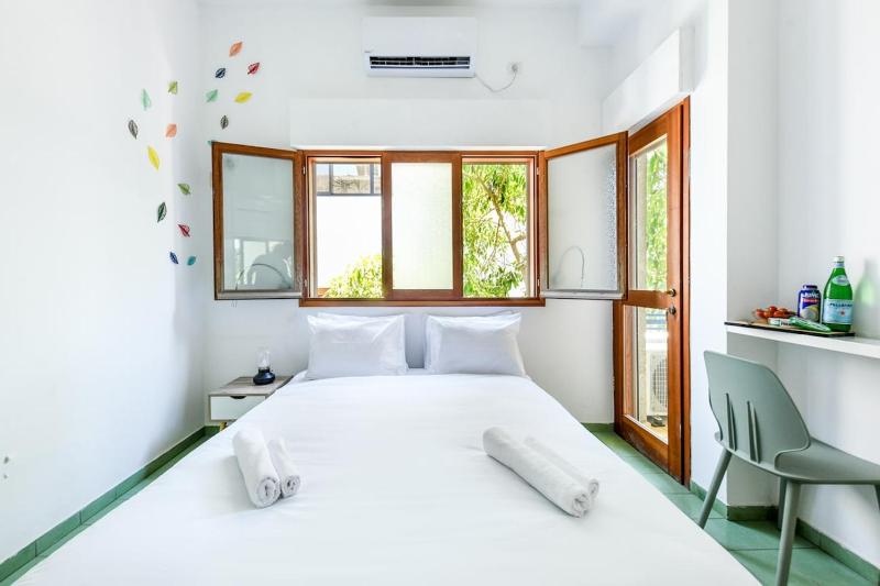 Spacious 3BR Penthouse w Rooftop 7 min from Beach - image 6