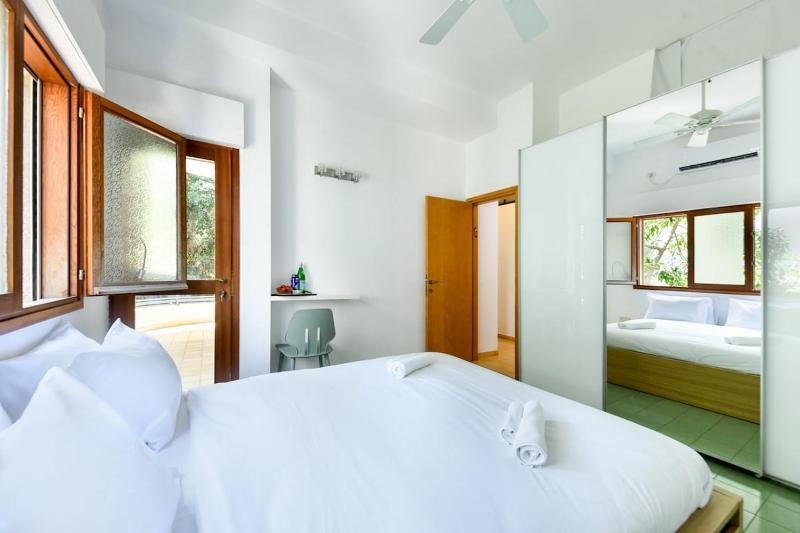 Spacious 3BR Penthouse w Rooftop 7 min from Beach - image 13