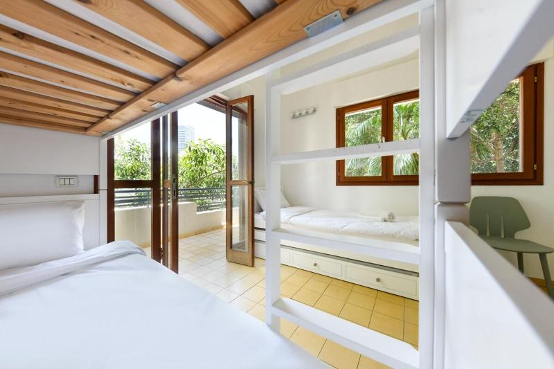 Spacious 3BR Penthouse w Rooftop 7 min from Beach - image 4