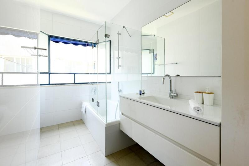 Spacious 3BR Penthouse w Rooftop 7 min from Beach - image 10
