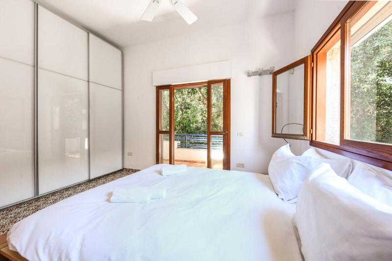 Spacious 3BR Penthouse w Rooftop 7 min from Beach - image 8