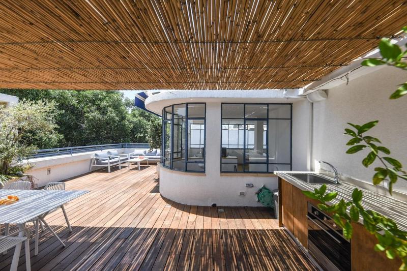 Spacious 3BR Penthouse w Rooftop 7 min from Beach - image 12