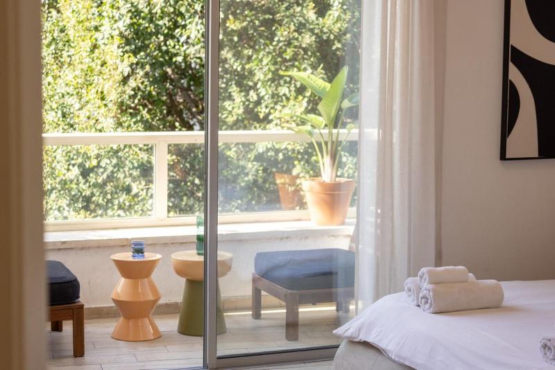 Stylish 3BR Apt w Balcony 5 min Walk from Beach - image 16