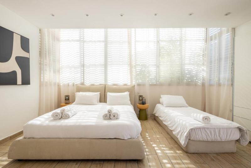Stylish 3BR Apt w Balcony 5 min Walk from Beach - image 14