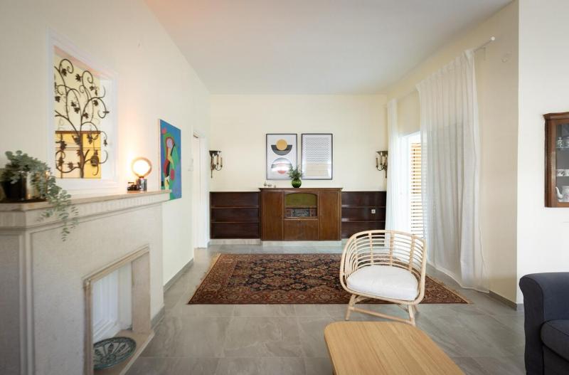 Eclectic Dreams Rabin Square Apt - image 4