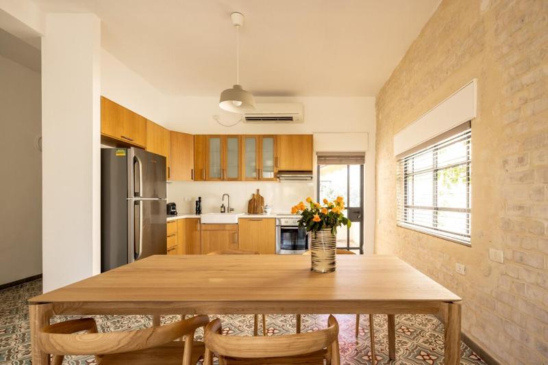 Rustic Charm 2BR Apt in Tel Aviv By Sea N Rent - image 5