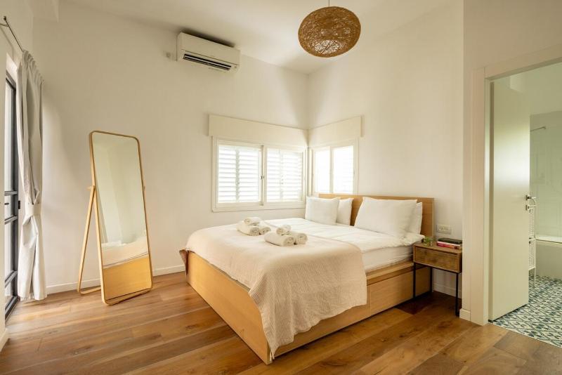 Rustic Charm 2BR Apt in Tel Aviv By Sea N Rent - image 15