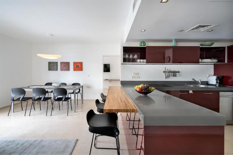 Relaxing 2 BR Apt with Parking - image 6