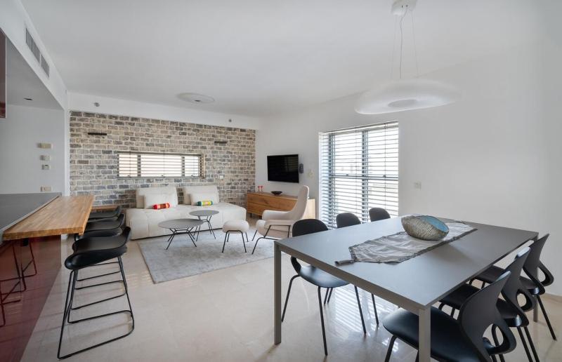 Relaxing 2 BR Apt with Parking - image 16