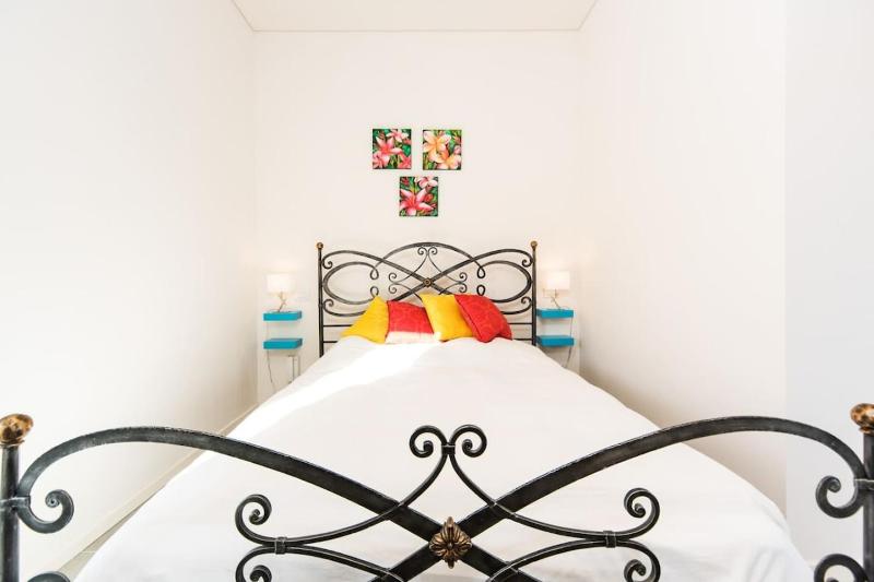 Mamad Bright Apt w Balcony 10min Walk from Beach - image 2