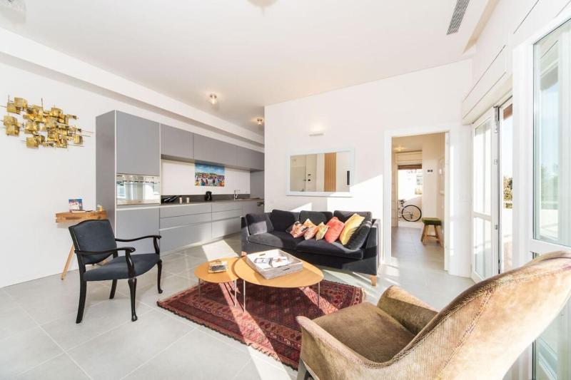 Mamad Bright Apt w Balcony 10min Walk from Beach - image 13