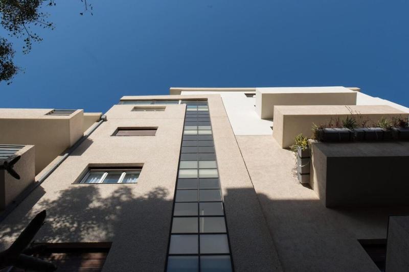 Mamad Bright Apt w Balcony 10min Walk from Beach - image 7