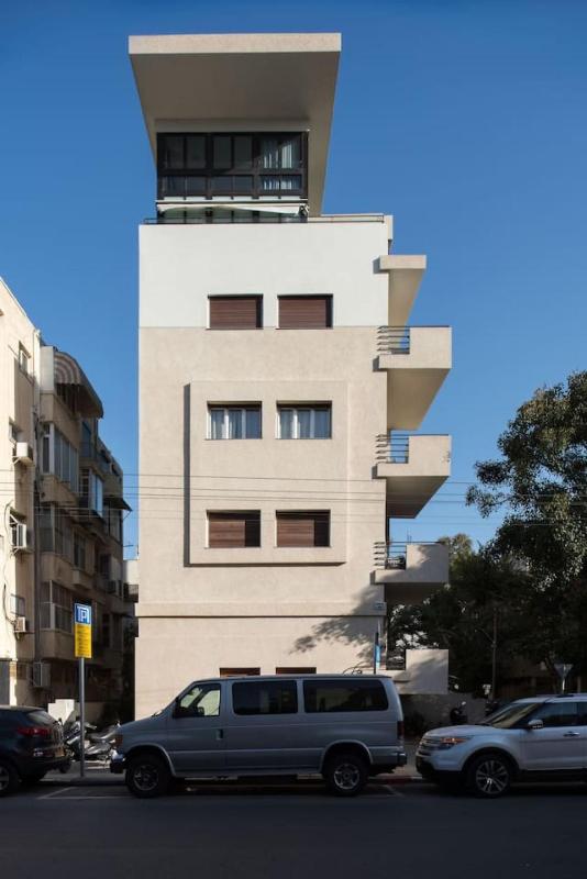 Mamad Bright Apt w Balcony 10min Walk from Beach - image 9