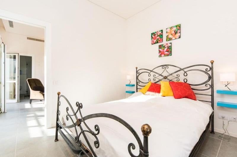 Mamad Bright Apt w Balcony 10min Walk from Beach - image 8