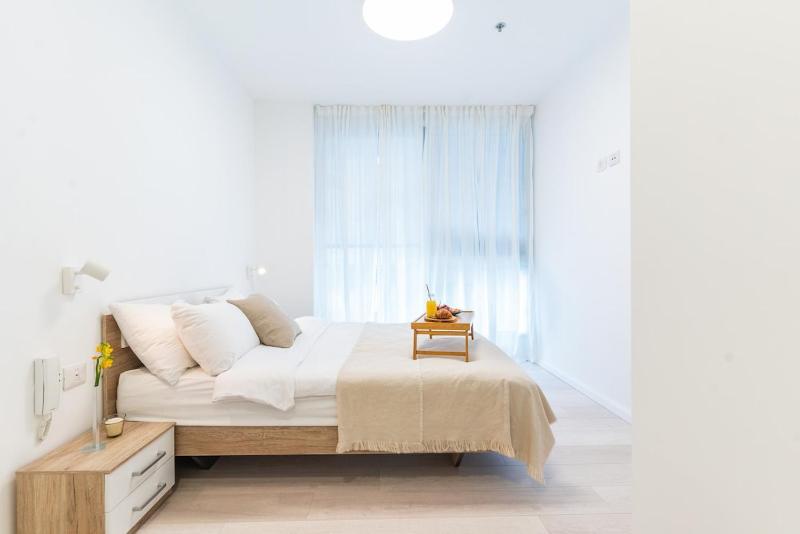 Mamad Sunlit Elegant 3BR Stay with Mamad - image 1