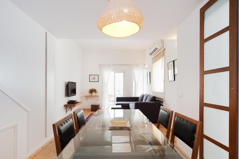 Stylish Apt w Charming Balcony in the Very Center - image 12