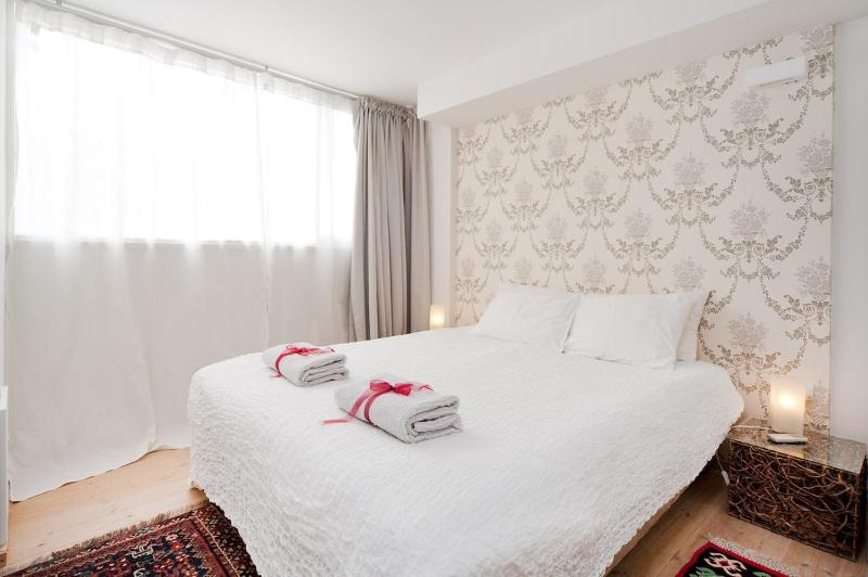 Stylish Apt w Charming Balcony in the Very Center - image 10
