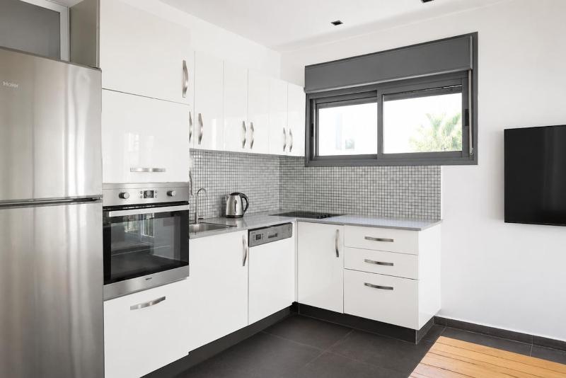 Bright Garden View Apartment Near the Beach - image 4