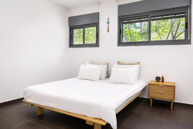 Bright Garden View Apartment Near the Beach - image 10