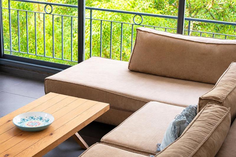 Bright Garden View Apartment Near the Beach - image 2