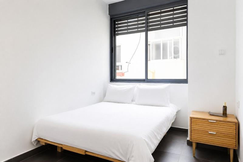 Bright Garden View Apartment Near the Beach - image 14