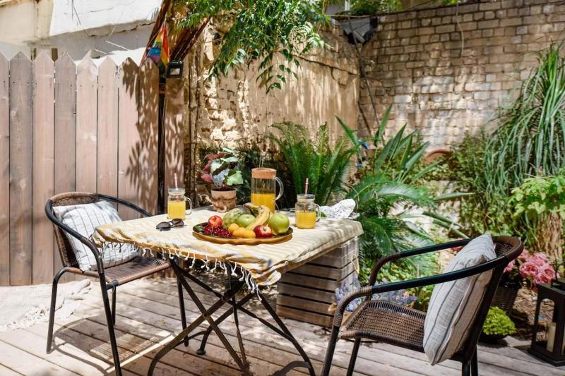 Modern-Rustic Haven in the City - image 14