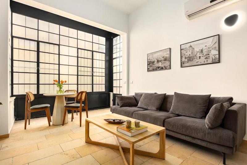 Modern-Rustic Haven in the City - image 2