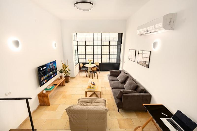 Modern-Rustic Haven in the City - image 11