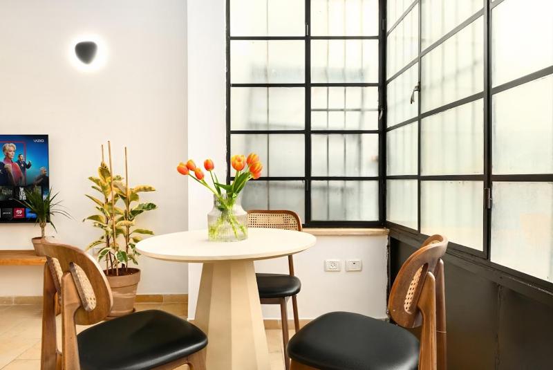 Modern-Rustic Haven in the City - image 6