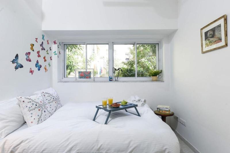 Tranquil Garden Retreat - image 2