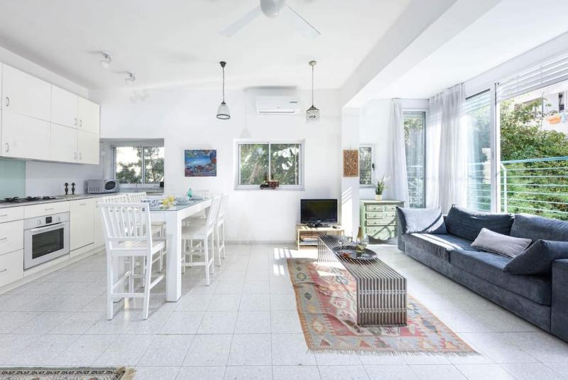 Tranquil Garden Retreat - image 3