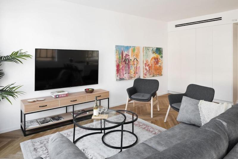 Spacious Modern 3BD Apt by Sea N Rent - image 7