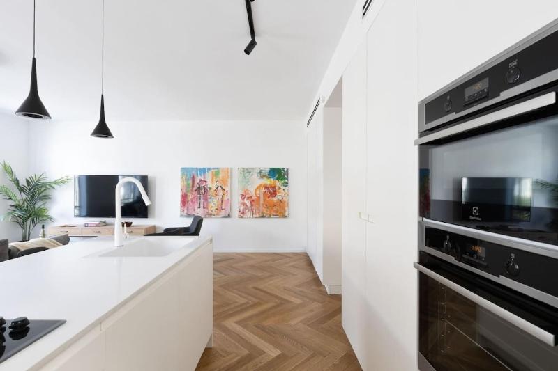 Spacious & Modern 3BD Apt by Sea N' Rent - image 13