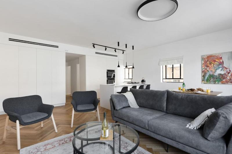 Spacious Modern 3BD Apt by Sea N Rent - image 3