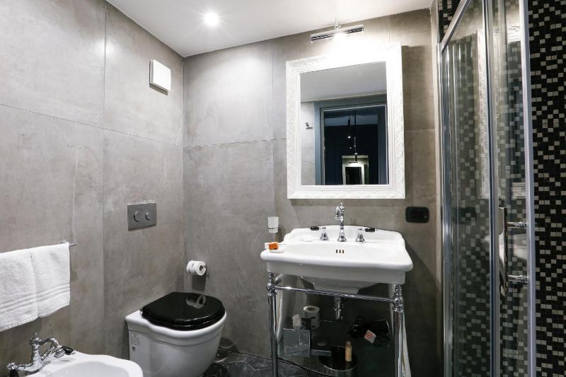 Deluxe Double Room with Spa Bath  image 3