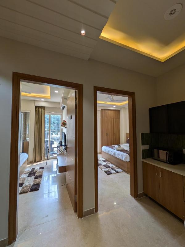 The Lodgers Luxury 2 BHK Apartment Near Sector 42 Gurugram - image 1