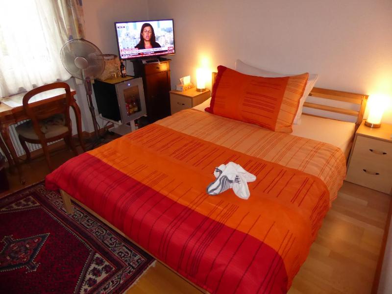 Single Room with Shared Bathroom image 1