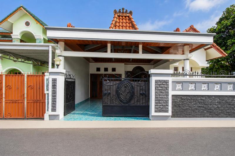OYO 95178 Azifa Guest House - image 12