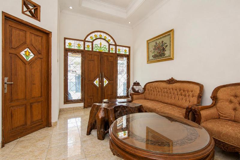 OYO 95178 Azifa Guest House - image 11
