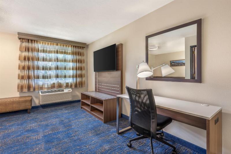 Best Western Plus Portland Airport Hotel & Suites - image 2