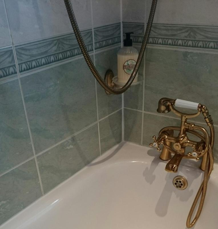 Single Room with Shared Bathroom image 3