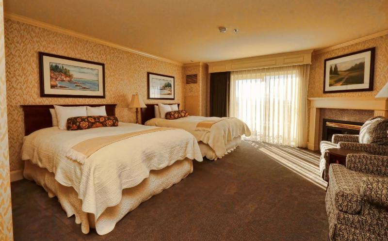 Deluxe Queen Room with Two Queen Beds image 2