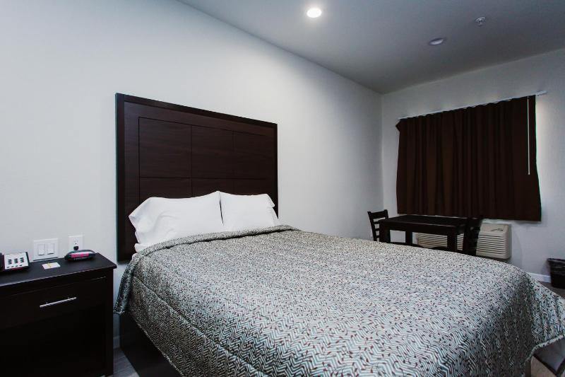 Standard King Room image 2