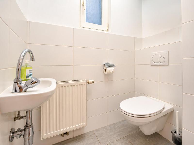 Spacious 2BR Apartment for 6 near City Center Metro U2 - image 10