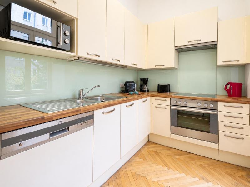 Spacious 2BR Apartment for 6 near City Center Metro U2 - image 3