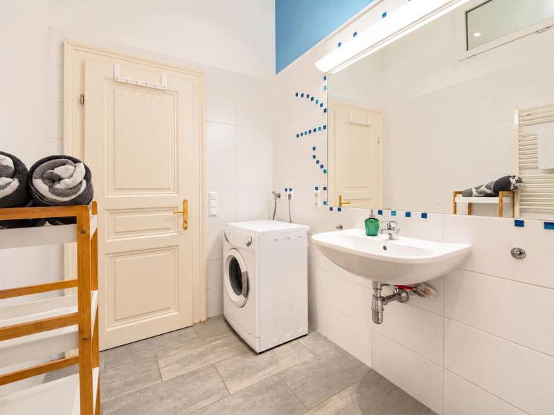 Spacious 2BR Apartment for 6 near City Center Metro U2 - image 5