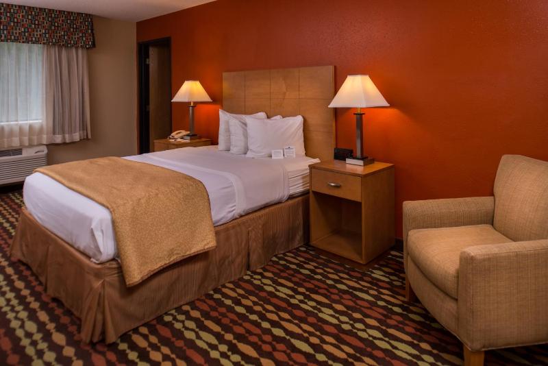 Deluxe Suite with One King Bed and One Queen Bed image 2