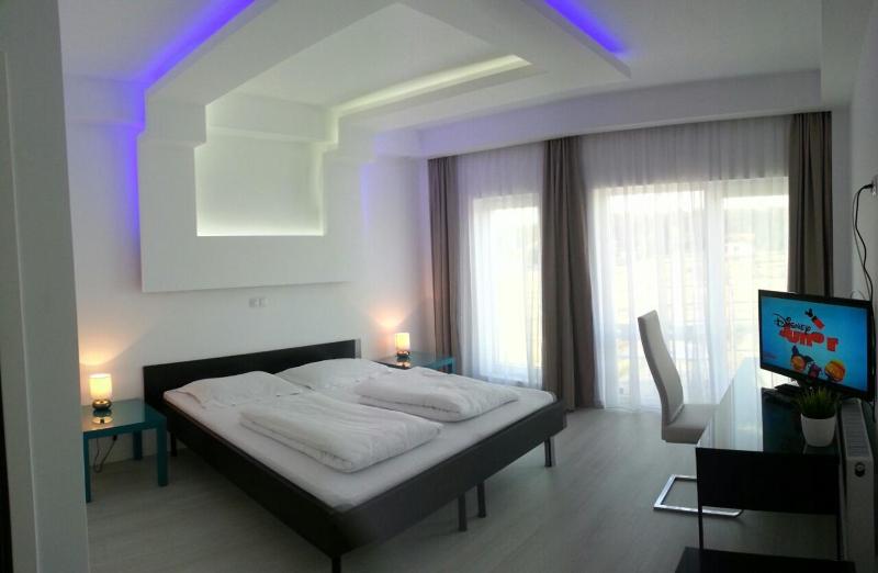 Double Room with Balcony image 2