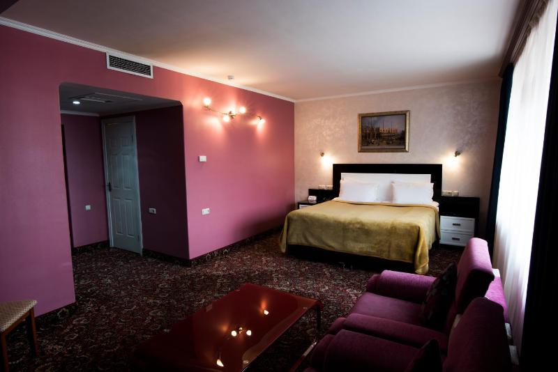 Double or Twin Room image 3