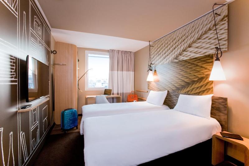 Standard Room with twin beds image 2